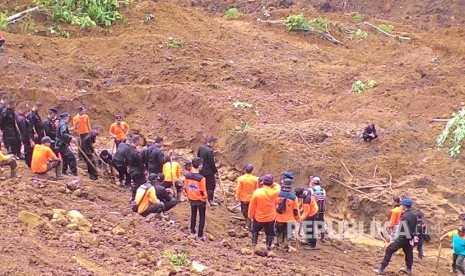  Tim gabungan tanggap bencana terus melakukan pencarian korban longsor di Dusun Tangkil, Desa Banaran Kecamatan Pulung, Ponorogo, Jawa Timur, Senin (3/4).