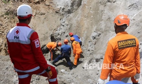 Tim SAR gabungan melakukan pencarian Matheis Frans warga Desa Nania yang tewas tertimbun longsoran bukit pasir di Desa Nania, Ambon, Maluku, Kamis (26/9/2019). 