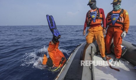 Tim SAR gabungan melakukan penyelaman saat melakukan mencari kotak hitam (black box) pesawat Lion Air bernomor registrasi PK-LQP dengan nomor penerbangan JT 610 di perairan Tanjung Karawang, Jakarta, Kamis (1/11/2018).