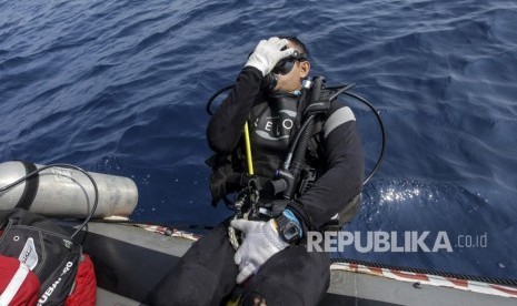 Tim SAR gabungan melakukan penyelaman saat mencari kotak hitam (black box) pesawat Lion Air bernomor registrasi PK-LQP dengan nomor penerbangan JT 610 di perairan Tanjung Karawang, Jakarta, Kamis (1/11/2018). 