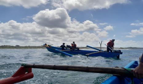 Tim SAR gabungan melakukan proses pencarian wisatawan yang terseret ombak di pantai (ilustrasi).. 