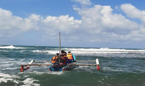 Tim SAR gabungan melakukan proses pencarian korban tenggelam di pantai (ilustrasi). 