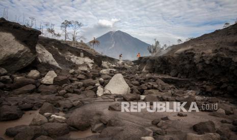 Tim SAR gabungan melakukan proses pencarian korban di jalur material guguran awan panas Gunung Semeru di Curah Koboan, Pronojiwo, Jawa Timur, Rabu (8/12/2021). Berdasarkan laporan Badan Nasional Penanggulangan Bencana (BNPB), jumlah korban meninggal hingga Rabu pukul 10.30 WIB hari ini berjumlah 41 orang dan 12 orang dalam proses pencarian. 