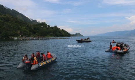 Joint rescue team searches victims MV Sinar Bangun sunk in Lake Toba waters, Simalungun, North Sumatra, on Thursday (June 21).