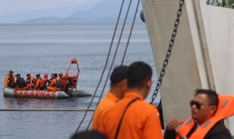 Tim SAR gabungan melakukan proses pencarian korban tenggelamnya KM Sinar Bangun di Danau Toba, Simalungun, Sumatera Utara, Kamis (21/6). 