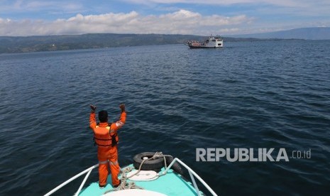 Tim SAR gabungan melakukan proses pencarian korban tenggelamnya KM Sinar Bangun di Danau Toba, Simalungun, Sumatera Utara, Jumat (22/6).