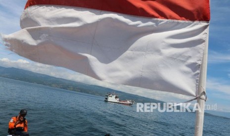 Joint team of SAR searches the victims of sunken ship MV Sinar Bangun at Lake Toba, Simalungun, North Sumatra, Friday (June 22).