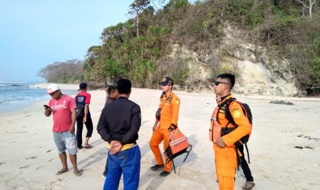 Tim SAR gabungan melakukan proses pencarian seorang lelaki yang dilaporkan tenggelam di Pantai Sancang, Kabupaten Garut, Selasa (17/9). 