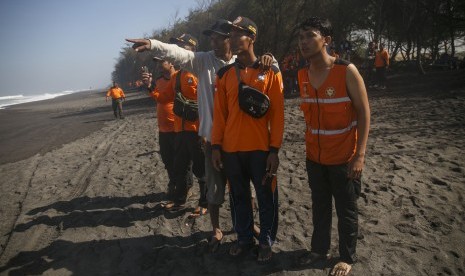 Tim SAR gabungan memantau keberadaan korban kecelakaan laut dari pinggir Pantai Baru, Bantul, DI Yogyakarta, Jumat (21/6/2019). Proses pencarian korban kecelakaan laut Ferry Anto (35) mantan pemain Persis Solo dan putrinya Freya Fajrina (7) yang terseret ombak saat berlibur bersama keluarganya terkendala ombak besar dan angin kencang.