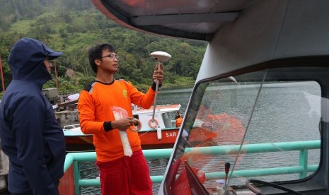 Tim SAR gabungan memasang antena GPS pendukung alat 