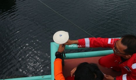 Tim SAR gabungan memasang antena GPS pendukung alat multibeam echosounder untuk pencarian KM Sinar Bangun yang tenggelam di Danau Toba, Simalungun, Sumatera Utara, Sabtu (23/6). 