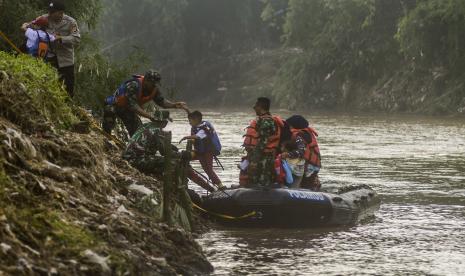 Tim SAR gabungan membantu pelajar turun dari perahu karet setelah menyeberangi Sungai Cimanuk, Garut, Jawa Barat.