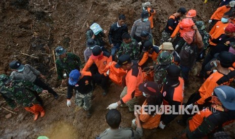 Tim SAR gabungan membawa jenazah korban yang tertimbun longsor di Desa Banaran, Kecamatan Pulung, Ponorogo, Jawa Timur, Senin (3/4).