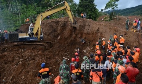 Tim SAR gabungan membawa jenazah korban yang tertimbun longsor di Desa Banaran, Kecamatan Pulung, Ponorogo, Jawa Timur, Senin (3/4).