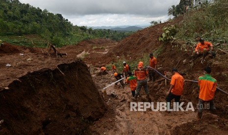  Tim SAR gabungan mencari jenazah korban yang tertimbun longsor di Desa Banaran, Kecamatan Pulung, Ponorogo, Jawa Timur, Senin (3/4). 