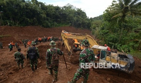  Tim SAR gabungan mencari jenazah korban yang tertimbun longsor di Desa Banaran, Kecamatan Pulung, Ponorogo, Jawa Timur, Senin (3/4). 