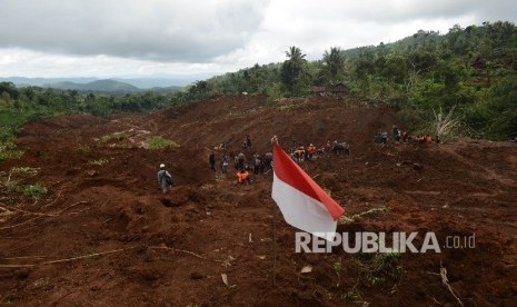 Tim SAR gabungan mencari jenazah korban yang tertimbun longsor di Desa Banaran, Kecamatan Pulung, Ponorogo, Jawa Timur, Senin (3/4). 