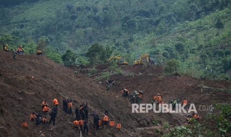 Tim SAR Gabungan mencari jenazah korban yang tertimbun longsor di Desa Banaran, Kecamatan Pulung, Ponorogo, Jawa Timur, Senin (3/4).