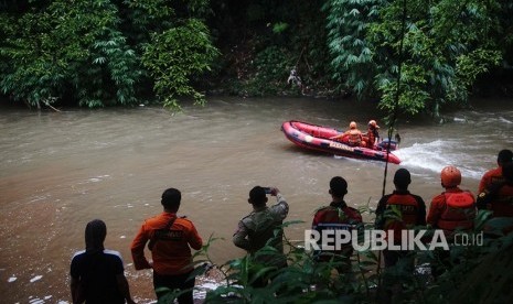 Basarnas dan BPBD Cilacap cari korban hanyut di Sungai Bener. Foto tim SAR mencari korban hanyut di sungai, (ilustrasi).