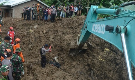 Ilustrasi. Tim SAR gabungan mencari korban tanah longsor menggunakan alat berat di Desa Pattalikang, Kecamatan Manuju, Kabupaten Gowa, Sulawesi Selatan, Kamis (31/1/2019). Tim SAR Gabungan Fokus Cari Korban Longsor di Gowa