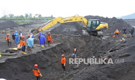 Tim SAR gabungan menemukan jenazah korban awan panas guguran (APG) erupsi Gunung Semeru di Kampung Renteng, Desa Sumberwuluh, Candipuro, Lumajang, Jawa Timur, Senin (10/1/2022). Tim SAR gabungan dan warga menemukan jenazah dengan identitas SIM atas nama Mohammad Akbar Ridhoi di areal penambangan pasir. 