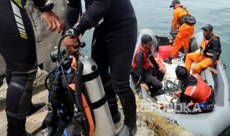 Tim SAR gabungan mengangkat perlengkapan selam saat pencarian korban tenggelamnya KM Sinar Bangun, di Danau Toba, Simalungun, Sumatera Utara, Ahad (24/6).