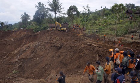 Tim SAR gabungan mengawasi pergerakan longsor susulan yang dipicu material lumpur jenuh di sektor A, Desa Banaran, Ponorogo, Jawa Timur, Minggu (9/4). 