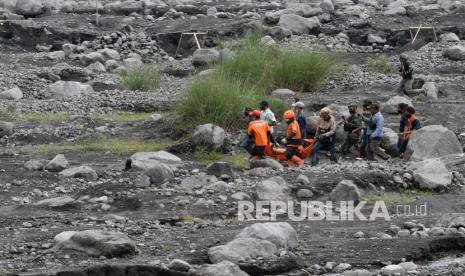 Tim SAR gabungan mengevakuasi jenazah korban akibat tertimbun material guguran awan panas Gunung Semeru di Desa Sumber Wuluh, Lumajang, Jawa Timur, Ahad (5/12/2021). Sedikitnya 13 korban dilaporkan hilang dan dalam proses pencarian oleh tim SAR gabungan. 