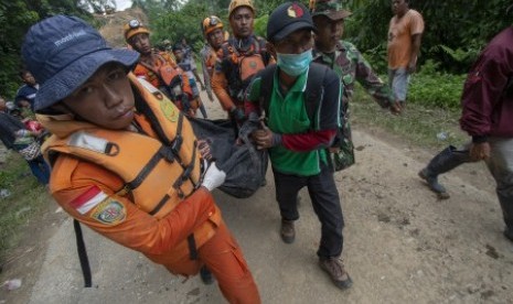 Tim SAR Gabungan mengevakuasi jenazah seorang korban banjir bandang di Desa Omu, Gumbasa, Sigi, Sulawesi Tengah, Rabu (1/5/2019). Banjir bandang yang terjadi Minggu (28/4/2019) dan menyapu lima desa di wilayah itu menghanyutkan lebih dari 30 rumah warga, menimbun lebih dari 500 rumah penduduk, sekolah, rumah ibadah, dan mengakibatkan lebih dari 2.000-an warga terpaksa diungsikan. 