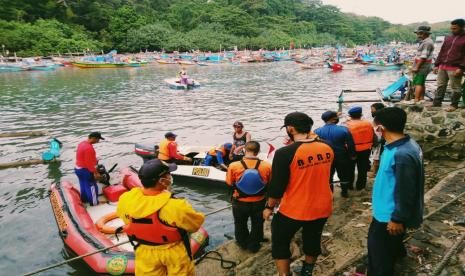 Tim SAR gabungan mengevakuasi jenazah wisatawan yang tenggelam di Pantai Santolo, Kabupaten Garut, Selasa (18/5).Dua orang wisatawan di Kabupaten Garut ditemukan meninggal dunia, Selasa (18/5). Dua wisatawan itu masing-masing bernama Reihan Halik (17 tahun) dan Jajang Nurjaman (17). 