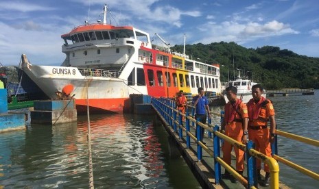 Tim SAR gabungan mengevakuasi kapal penumpang yang kandas di Perairan Gili Nanggu, Kabupaten Lombok Barat, NTB, pada Jumat (9/3).