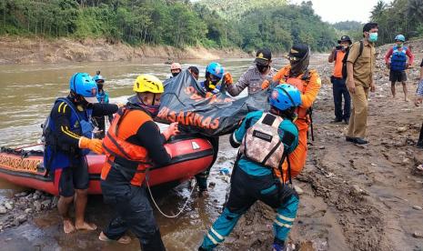 Tim SAR gabungan mengevakuasi korban tenggelam di sungai (ilustrasi) 