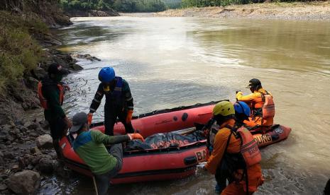 Tim SAR gabungan mengevakuasi korban tenggelam di sungai (ilustrasi)