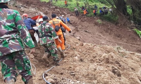 Tim SAR gabungan mengevakuasi korban tertimbun longsor di Kecamatan Talegong, Kabupaten Garut, Selasa  (18/2).