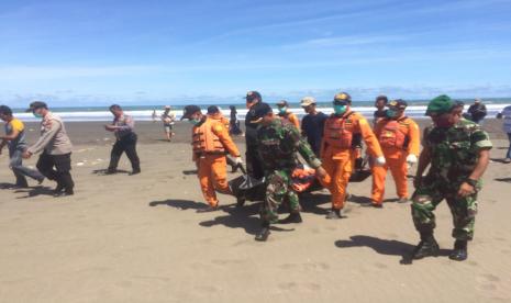 Tim SAR gabungan mengevakuasi nelayan yang tenggelam di Pantai Cimanuk, Kecamatan Cikalong, Kabupaten Tasikmalaya, Selasa (7/4). 