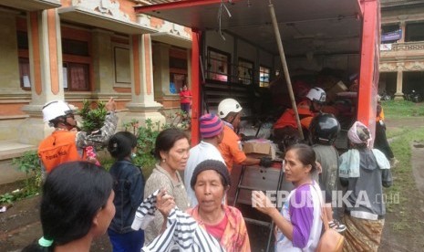 Tim SAR gabungan mengevakuasi pengungsi Gunung Agung yang masih tersisa di KRB II dan III.