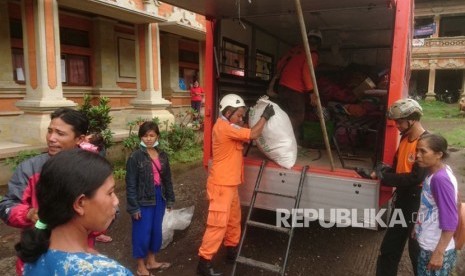 Tim SAR gabungan mengevakuasi pengungsi Gunung Agung yang masih tersisa di KRB II dan III.