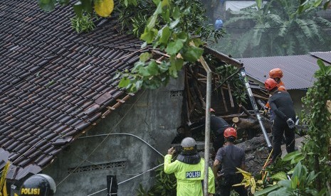 Tim SAR gabungan mengevakusi korban longsor di bantaran sungai Winongo, Gedongtengen, DI Yogyakarta, Selasa (28/11).