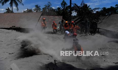 Tim SAR gabungan menggali material guguran awan panas Gunung Semeru saat pencarian korban yang tertimbun material tersebut di Desa Sumberwuluh, Lumajang, Jawa Timur, Selasa (7/12/2021). Berdasarkan laporan Badan Nasional Penanggulangan Bencana (BNPB), jumlah korban meninggal hingga pukul 12.00 WIB hari ini berjumlah 34 orang dan 16 orang dalam proses pencarian. 