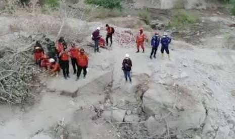 Tim SAR gabungan saat evakuasi korban tertimbun tanah longsor di Dompo Indah, Kecamatan Kayangan, Kabupaten Lombok Utara