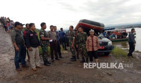  Tim SAR gabungan tengah melakukan koordinasi untuk mencari enam warga yang hilang setelah perahu motor yang mereka tumpangi terbalik di waduk Cirata Kamis (21/12).