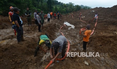  Tim SAR gabungan tengah mencari korban longsor di Desa Banaran, Kecamatan Pulung, Kabupaten Ponorogo, Jawa Timur, Kamis (6/4). 