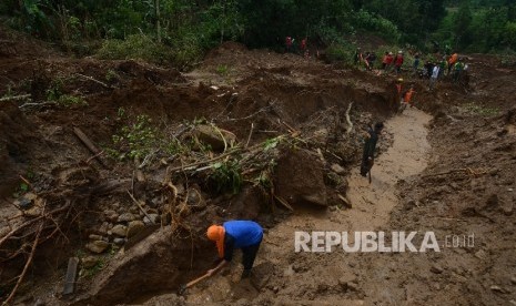  Tim SAR gabungan tengah mencari korban longsor di Desa Banaran, Kecamatan Pulung, Kabupaten Ponorogo, Jawa Timur, Kamis (6/4). 