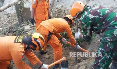 Tim SAR gabungan untuk menemukan korban tertimbun tanah longsor di Dompo Indah, Kecamatan Kayangan, Kabupaten Lombok Utara, Selasa (14/8).