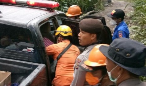 Tim SAR gabyungan berhasil mengevakuasi seorang pengungsi Gunung Agung yang mengalami depresi berat. Dia kemudian langsung dibawa ke RS Jiwa Bangli, Rabu (29/11)