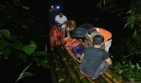 Tim SAR melakukan evakuasi korban erupsi Gunung Marapi yang mengalami luka bakar di jalur pendakian proklamator, Nagari Batu Palano, Agam, Sumatera Barat, Senin (4/12/2023) dini hari. 