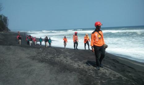   Tim SAR melakukan pencarian terhadap korban yang terseret ombak di Pantai Goa Cemara, Bantul.