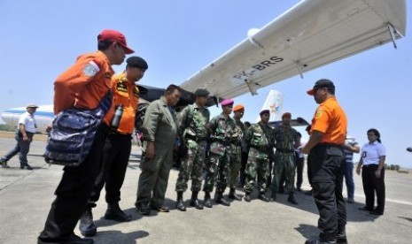 Tim SAR melakukan persiapan saat akan melakukan pencarian pesawat Aviastar DHC6/PK-BRM yang hilang di Bandara Sultan Hasanuddin Makassar, Sulawesi Selatan, Sabtu (3/10). 