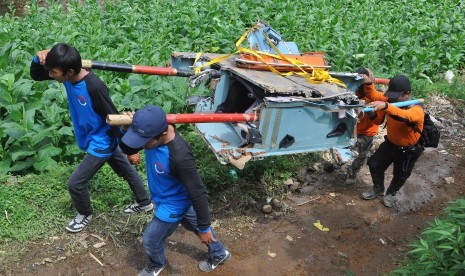 Tim SAR melakukan proses evakuasi terakhir serpihan helikopter Basarnas yang mengalami kecelakaan di Gunung Butak Desa Canggal, Candiroto,Temanggung, Jateng, Kamis (6/7). 