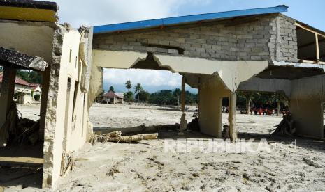 Tim SAR melintas di dekat rumah yang rusak akibat diterjang banjir bandang di Desa Petambua Masamba, kabupaten Luwu Utara, Sulawesi Selatan Rabu (22/07/2020). Puluhan rumah di desa Petambua hilang akibat diterjang banjir bandang dan ratusan warga masih mengungsi. 